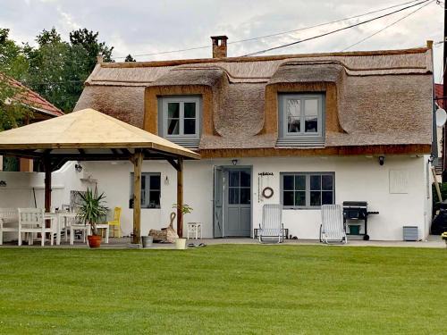 Velence Apartment | Family-Friendly VeleLak: Guest Rated 9.9/10 for Comfort