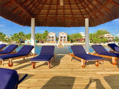 Caye Caulker House | Beachfront VeLento Level #9: Guest Favorite with Pool & More