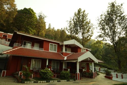 Naduvattam House | Discover Velu's Resort: Family-Friendly with Top Amenities