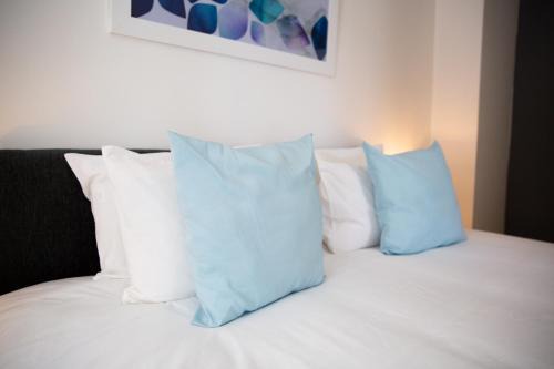 Hoddesdon Apartment | Cozy Velvet 1-Bedroom Apartment in Clockhouse, Hoddesdon