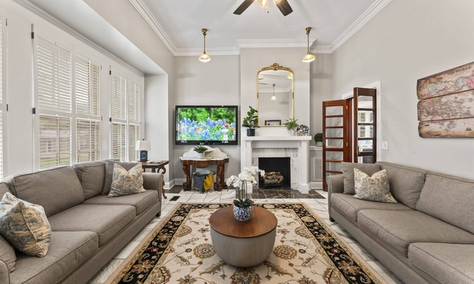 Murfreesboro Cottage | Experience History: Hot Tub & Themed Rooms in Downtown