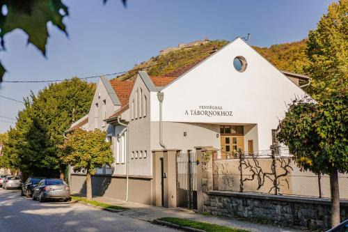 Szentendrei Apartment | Scenic Vendégház a Tábornokhoz with Oceanfront Views