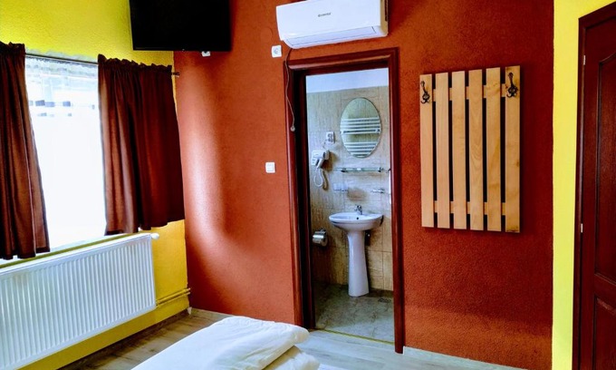 Sighisoara House | Venesis House: Family-Friendly Retreat with Top Amenities