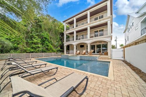 Miramar Beach House | Experience the Elegance of Venetian Palace with Pool Access