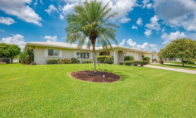 Venice Gardens House | Pet-Friendly Venice Bal Harbour Lake House with Ocean Views