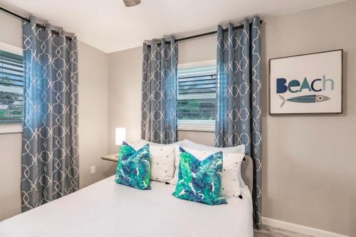 South Venice House | Ocean View Haven: Family-Friendly Beach Shops & BBQ Fun