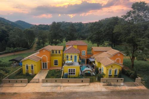 Nong Nam Daeng Villa | Relax at Venice De Pool Villa: Family-Friendly Retreat