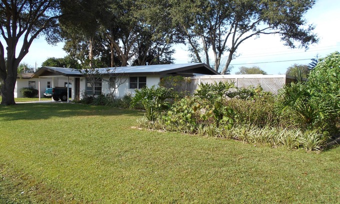 Venice Gardens House | Venice Gardens Getaway- Spacious Grounds- HEATED Pool-Hot Tub- Minutes To Beach