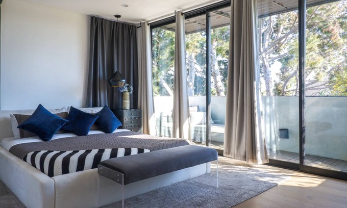Venice Villa | Modern Multi-Level Retreat with Rooftop Oasis in Venice