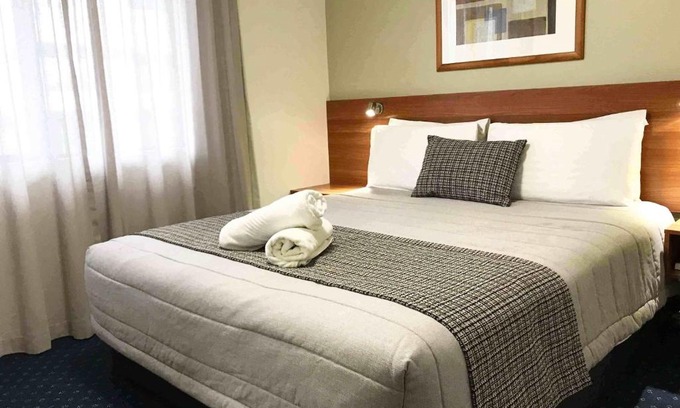 Hamilton Hotel | Elegant Ventura Inn & Suites Hamilton: Family-Friendly Retreat