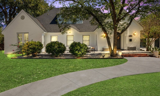 Belton Cottage | Experience Venue 1925: Poolside Retreat in Belton, Texas