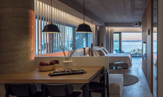 Alimos Hotel | Indulge in Venus A2 Deluxe Suite with Breakfast & Kitchen