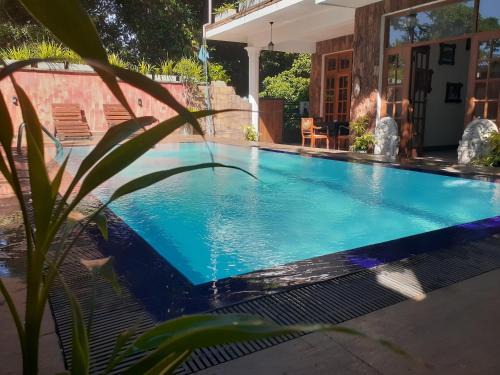 Sirimalwatta Hotel | Discover Veraima Kandy: Family-Friendly with Pool & Breakfast