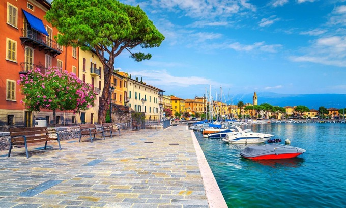 Toscolano Maderno Apartment | Discover Verde Giada: Poolside Retreat with Family-Friendly Amenities