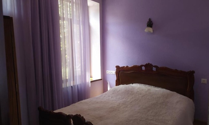 Goris House | Cozy Verishen Guest House B&B with Oceanfront Views