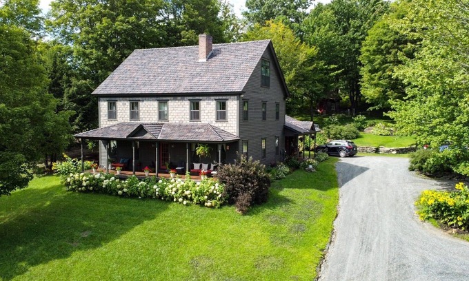 Hartland House | Experience Vermont Life at Hill Top Gardens - 10/10 Rated!