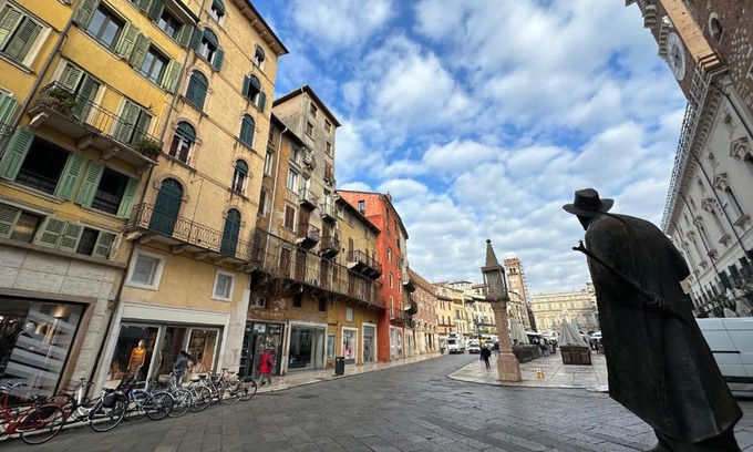Citta Antica Apartment | Elegant Verona Flats Near Piazza Erbe for Family Stays