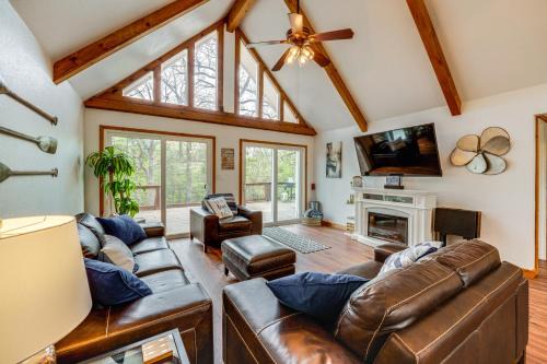 Pottsboro House | Family-friendly Retreat with Deck, 1 Mile to Lake!