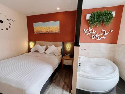 Kebon Kacang Hotel | Elegant Verse Luxe Hotel Wahid Hasyim with Hot Tub & Breakfast