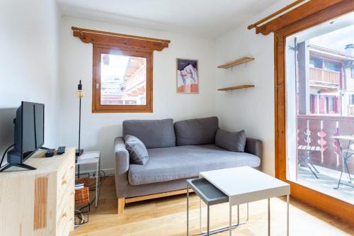 Le Praz Apartment | Bright Oasis with Balcony, Close to Slopes & Family-Friendly