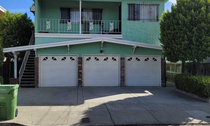 Dimond Apartment | Cozy Retreat with Home Gym, Minutes from Lake Merritt