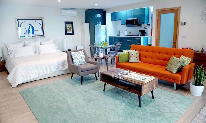 Melrose House | Immaculate Guest House near Melrose Ave with Pool & Spa