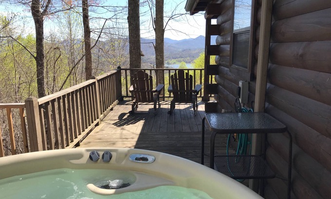 Hiawassee Cabin | Immaculate Retreat with Hot Tub & Pet-Friendly Amenities