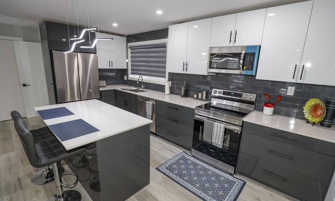 Winnipeg House | Convenient 5 BR Retreat in a Peaceful Neighborhood