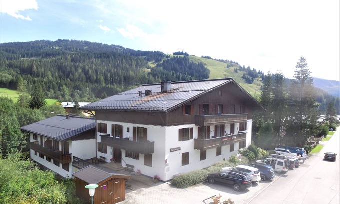 Hinterthal Apartment | Cozy Flat Near Piste with Family-Friendly Amenities
