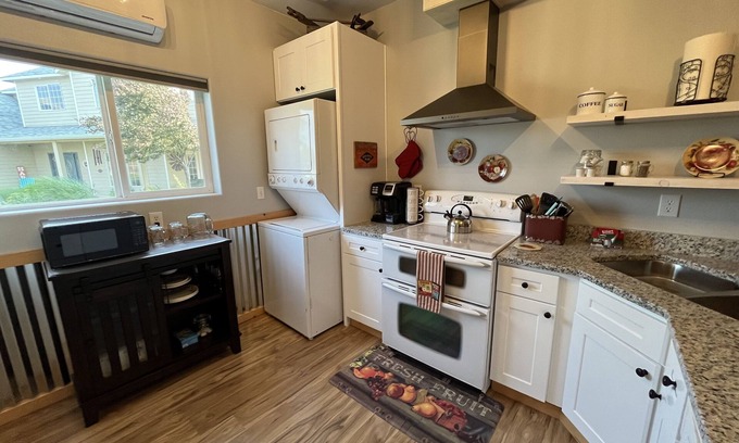 East Wenatchee House | Cozy 1 Bedroom Retreat with Spa & Hot Tub - Perfectly Located!