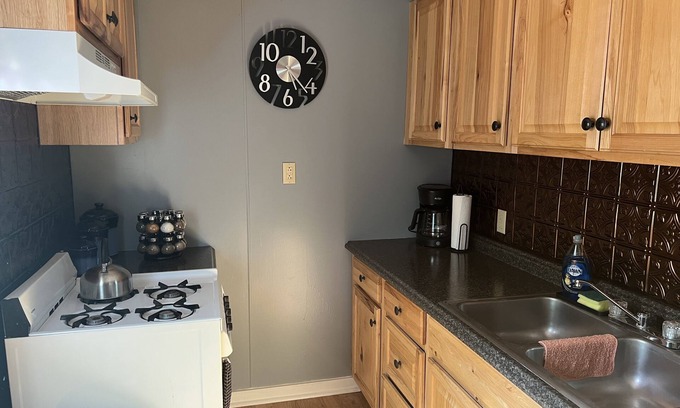 Alanson Cabin | Cozy Hilly Hideaway Cabin near Petoskey with Breakfast