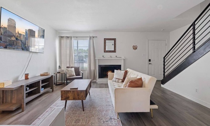 University Hills House | Very Cozy Home in Heart Of East Austin - Sleeps 9