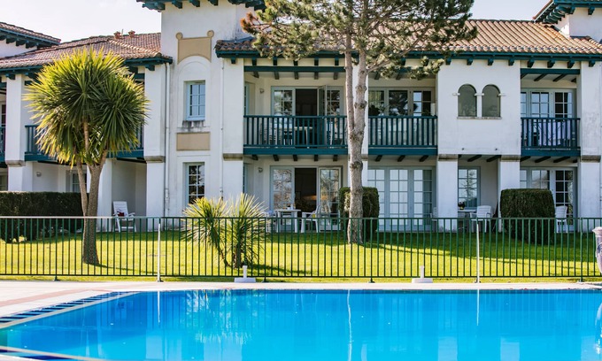 Behobie Apartment | Beautiful Oceanfront Apartment with Pool and Scenic Views