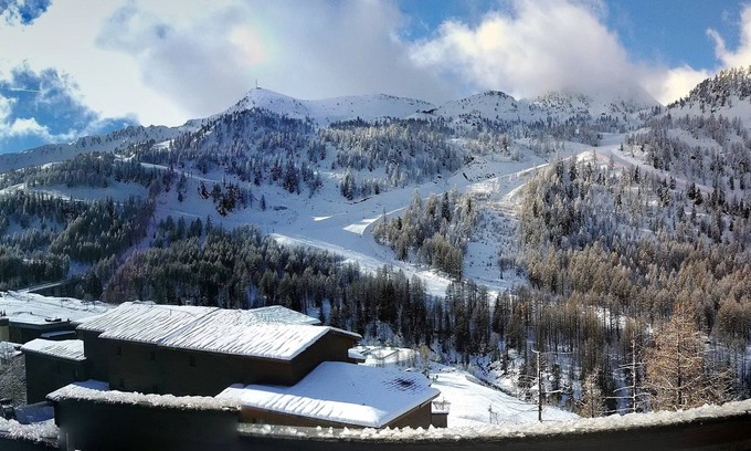 Isola Apartment | Cozy Renovated Apartment with Pool, Sauna & Slope Views