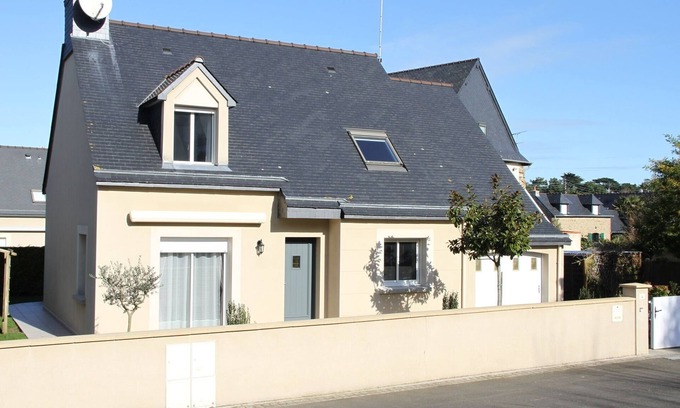 Saint-Lunaire House | Cozy Beachside Retreat with Ocean View, Rated 9.6/10