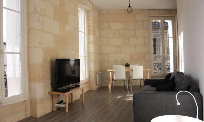 Saint Seurin - Fondaudege Apartment | Renovated Apartment in Stone Building with Spa & Breakfast
