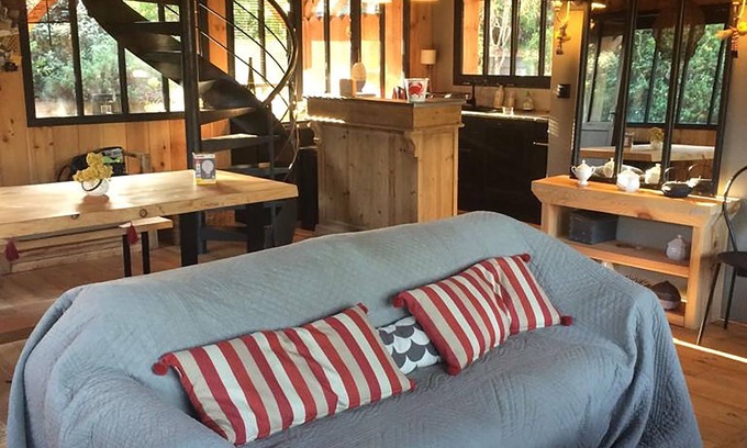 Piraillan House | Charming Wooden Hut with Ocean View and Pool in Pirailan