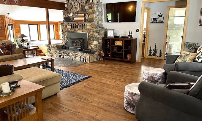 Priest River Cabin | Inviting Cabin Retreat with Spa, Lake Views & 10/10 Rating