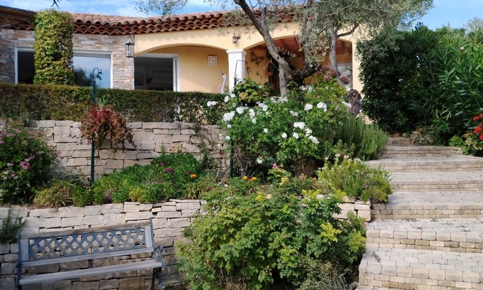 Manosque Villa | Idyllic Villa with Pool and Ocean Views - Guest Rated 9.8