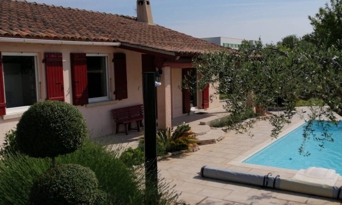 Verquieres Villa | Charming Villa with Pool Near Avignon - Rated 9.6/10