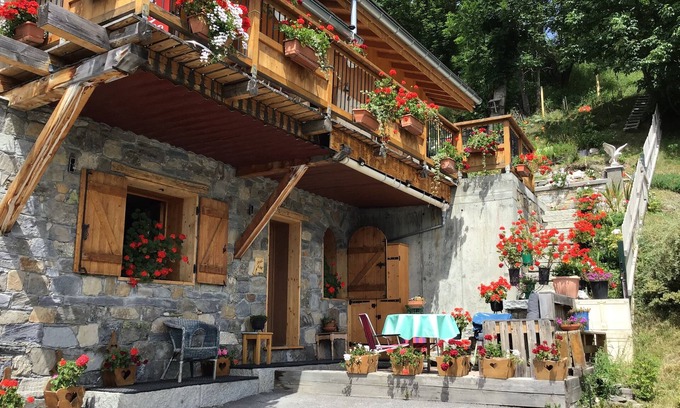 Le Villard Apartment | Serene Escape with Scenic Views of Belleville Valley