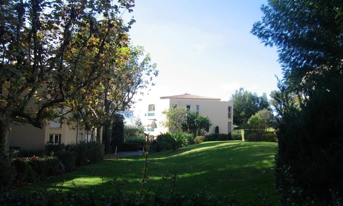 Boulouris-sur-Mer Apartment | Serene Apartment Near Ocean and Downtown with Great Amenities