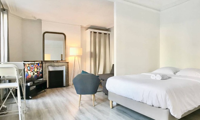 Enfants-Rouges Apartment | Serene Apartment with Garden - Coeur Paris la Marais