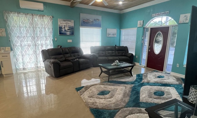 Tar Bay House | Tranquil Retreat Near Hoopers Bay and Turtle Beach