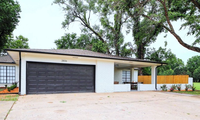 Muskogee House | Updated Cottonwood on Country Club - Perfect Family Retreat!