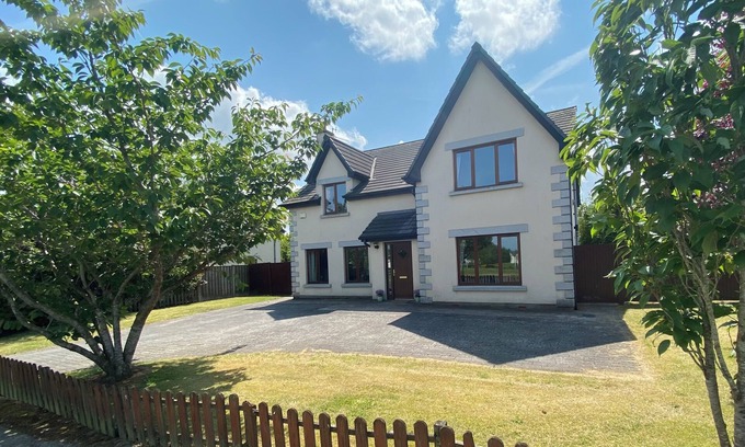 Tullow House | Spacious House for 10 with Spa and Hot Tub in Tullow