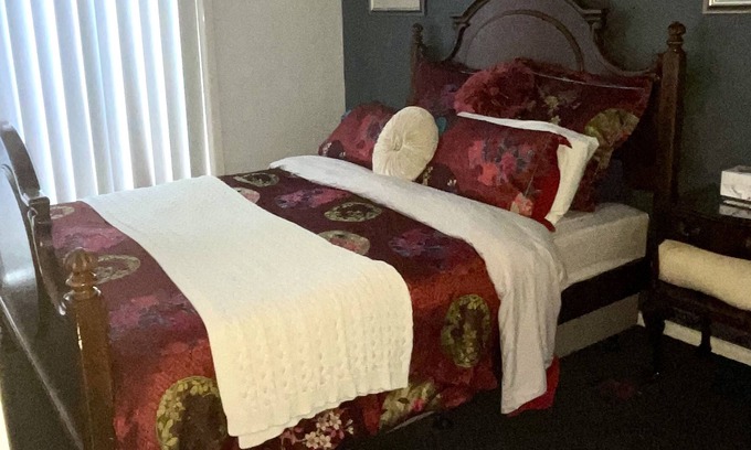Hillvue House | Very spacious home overlooking Tamworth with 5 bedroom 3 lounge rooms pool + AC