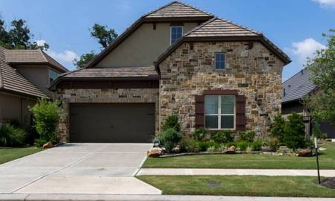 Sugar Land House | Family-Friendly Retreat with Ocean Views and Breakfast