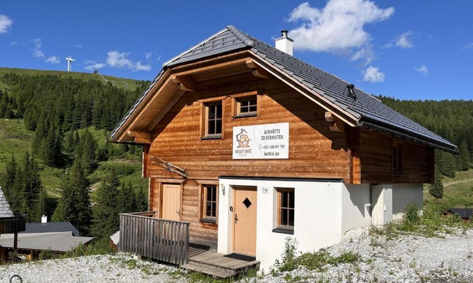 Schoenberg-Lachtal Ski Chalet | Charming Veselý Svišť Chalet Lachtal: Pet-Friendly Getaway