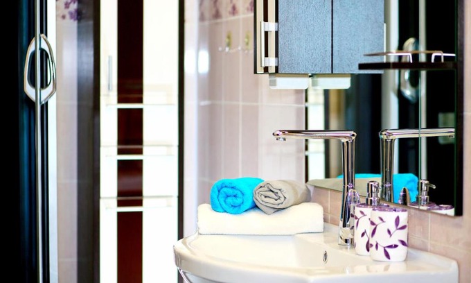 Omsk Apartment | VGOSTI OMSK: Cozy Stay with Breakfast and Hot Tub